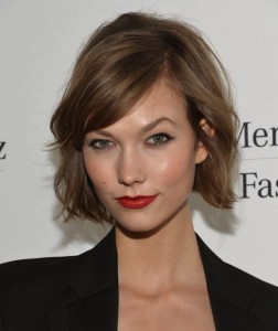 Love this piecy bob! Karli Kloss looks sophisticated and flirty~ definitely one of our favorite looks!